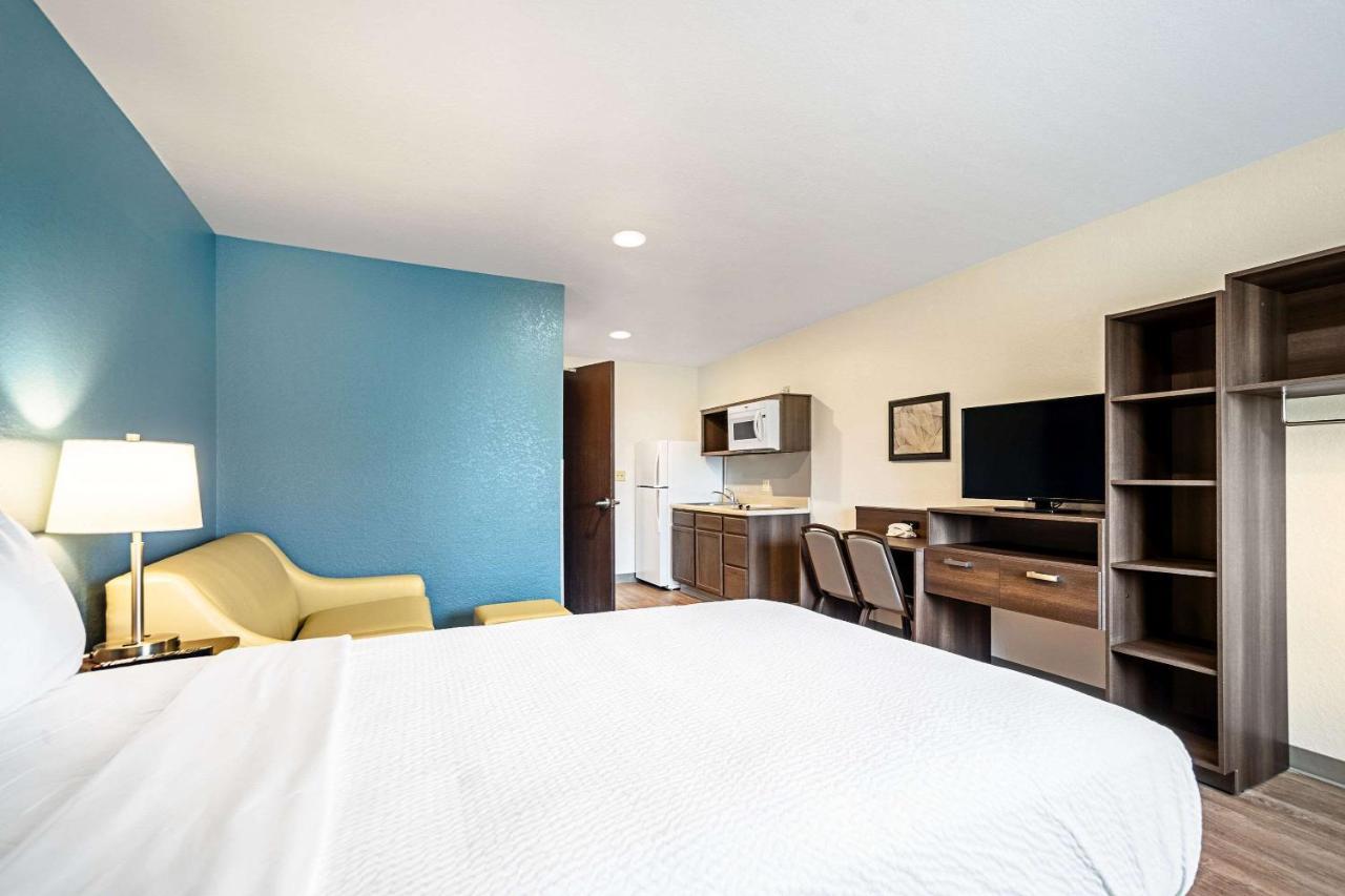 Woodspring Naples 2*